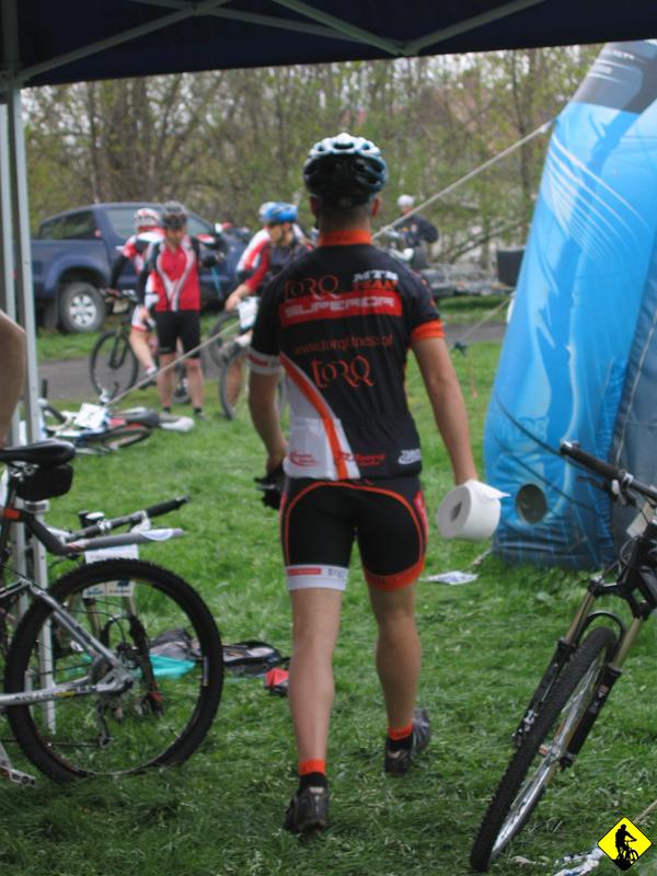 mtb 031.jpg - Co poniektórym udziela się stres przedstartowy :) ale żeby całą rolkę ze sobą targać…